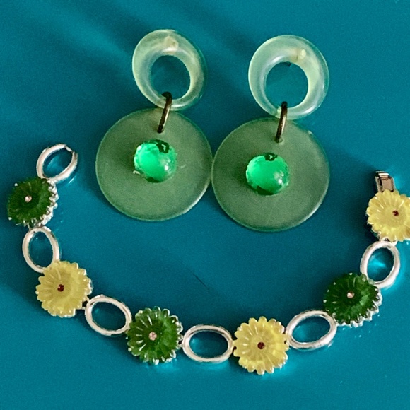 💚 Pretty Yellow & Green Flower Bracelet & Retro Green Circle Dangles 💚 - Picture 2 of 6